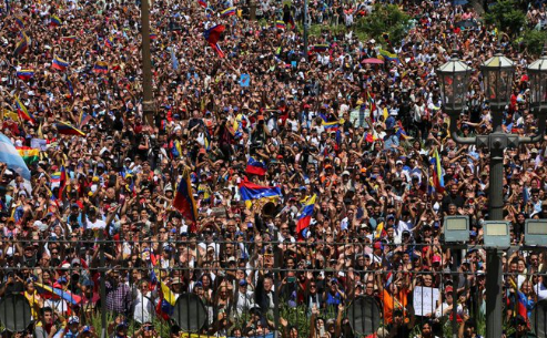 Venezolanos aclamando a González Urrutia e Milei esta sábado diante da Casa Rosada