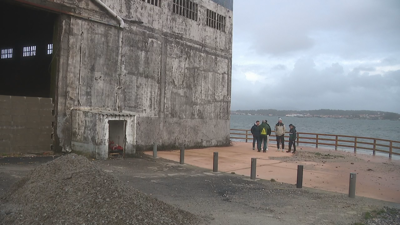 Os técnicos nas instalacións abandonadas este domingo