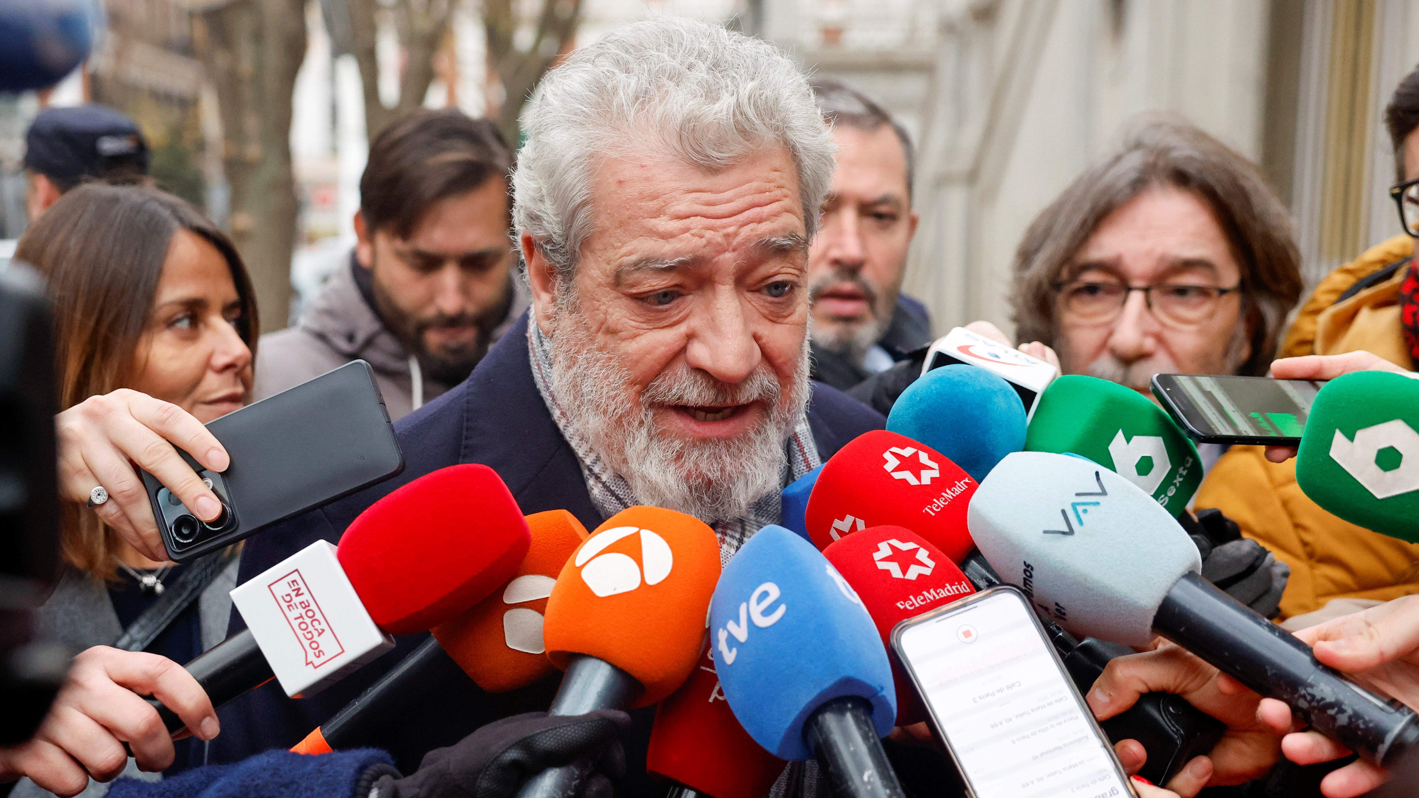 Miguel Ángel Rodríguez atendendo os medios ás portas do Supremo (EFE/Sergio Pérez)