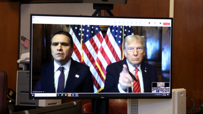 Donald Trump escoita a sentenza por videoconferencia. REUTERS/Brendan McDermid/Pool