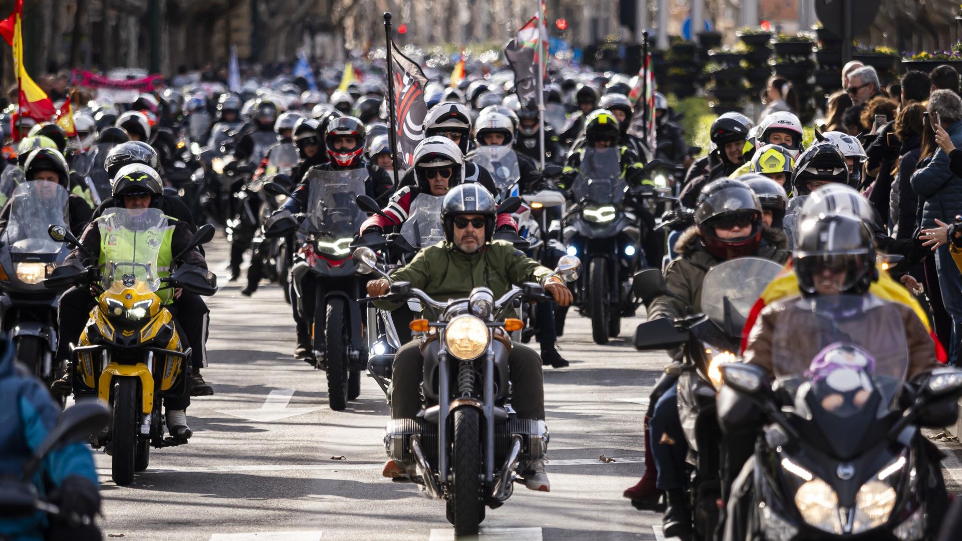 Desfile de bandeiras este sábado en Valladolid (Claudia Alba/Europa Press)