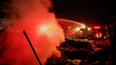 Os bombeiros actúan nun edificio comercial de Eaton calcinado. REUTERS/Fred Greaves