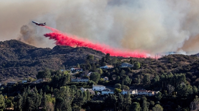 Un avión bota retardante nas Woodland Hills. REUTERS/Ringo Chiu