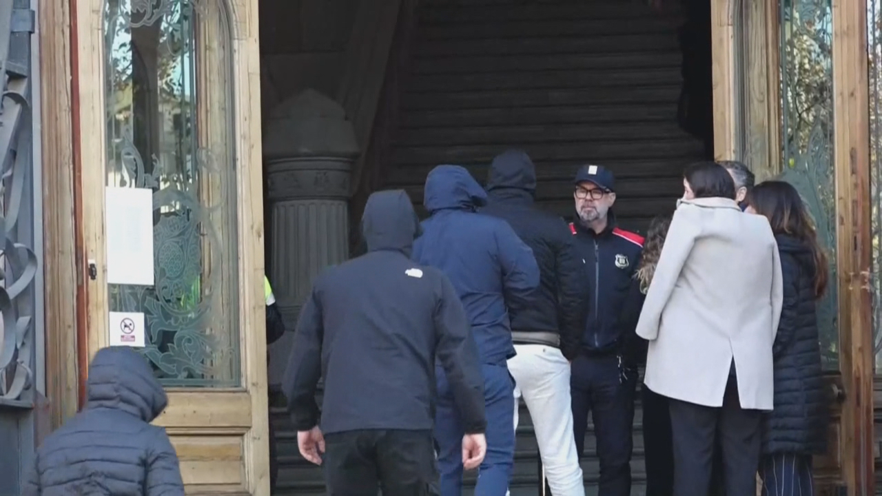 Entrada dos tres afeccionados ultras na Audiencia de Barcelona. EFE