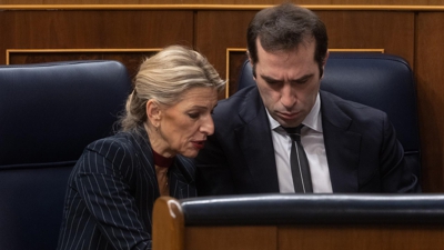 Foto de arquivo da vicepresidenta segunda e ministra de Traballo, Yolanda Díaz, e o ministro de Economía, Carlos Cuerpo, durante unha sesión plenaria no Congreso dos Deputados (Eduardo Parra/Europa Press)