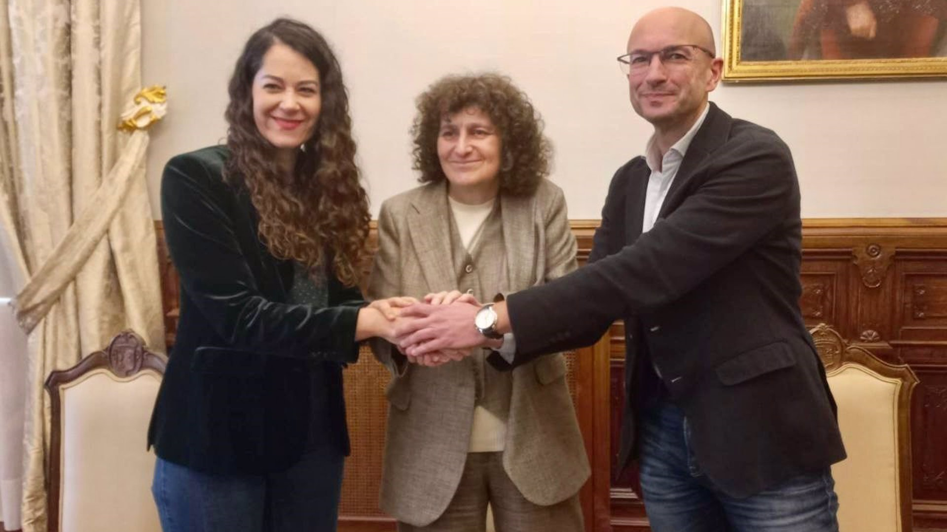 A alcaldesa de Santiago, Goretti Sanmartín, en representación do BNG, a tenente de alcaldesa, María Rozas, en representación de Compostela Aberta, e o portavoz do grupo municipal socialista, Gonzalo Muíños, cerran o acordo de orzamentos 2025.