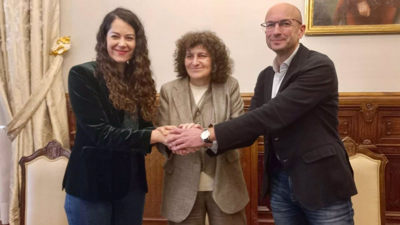 A alcaldesa de Santiago, Goretti Sanmartín, en representación do BNG, a tenente de alcaldesa, María Rozas, en representación de Compostela Aberta, e o portavoz do grupo municipal socialista, Gonzalo Muíños, cerran o acordo de orzamentos 2025.