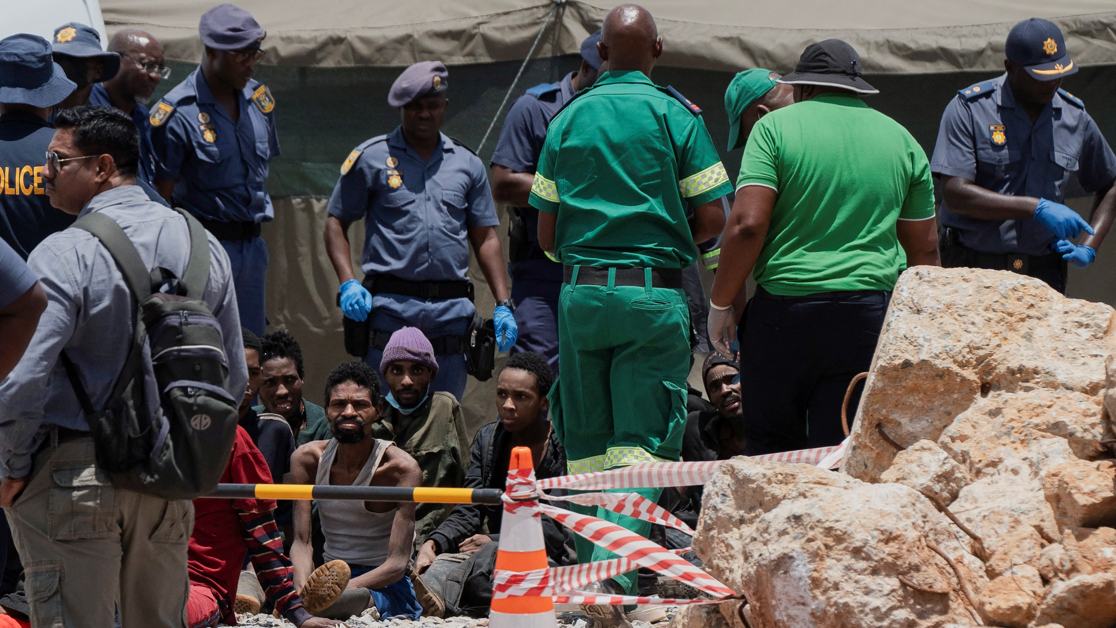 Mineiros en situación irregular detidos pola Policía tras ser rescatados dunha mina en Stilfontein, Suráfrica. REUTERS / Ihsaan Haffejee