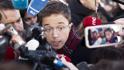 O exdeputado de Sumar e cofundador de Podemos Íñigo Errejón, atende os medios ás portas dos xulgados de Plaza de Castilla, en Madrid, onde está citado a declarar como presunto autor dunha agresión sexual á actriz Elisa Mouilaá (EFE/Sergio Pérez)