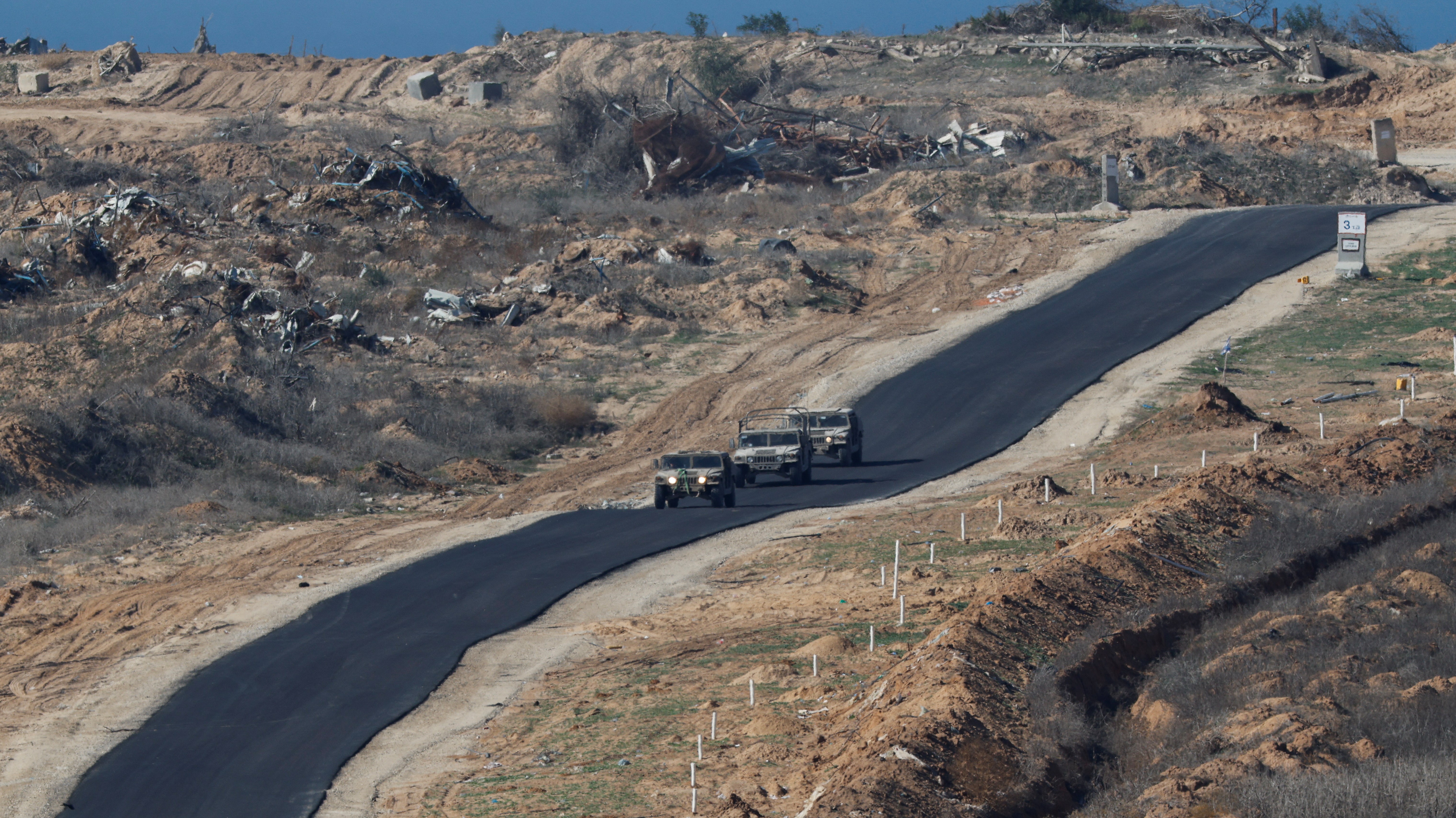 Vehículos militares israelís na franxa de Gaza. REUTERS/Amir Cohen