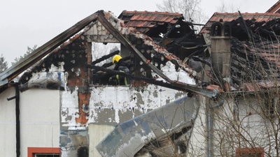 Un bombeiro traballa no incendio de Belgrado, Serbia (REUTERS/Djordje Kojadinovic)