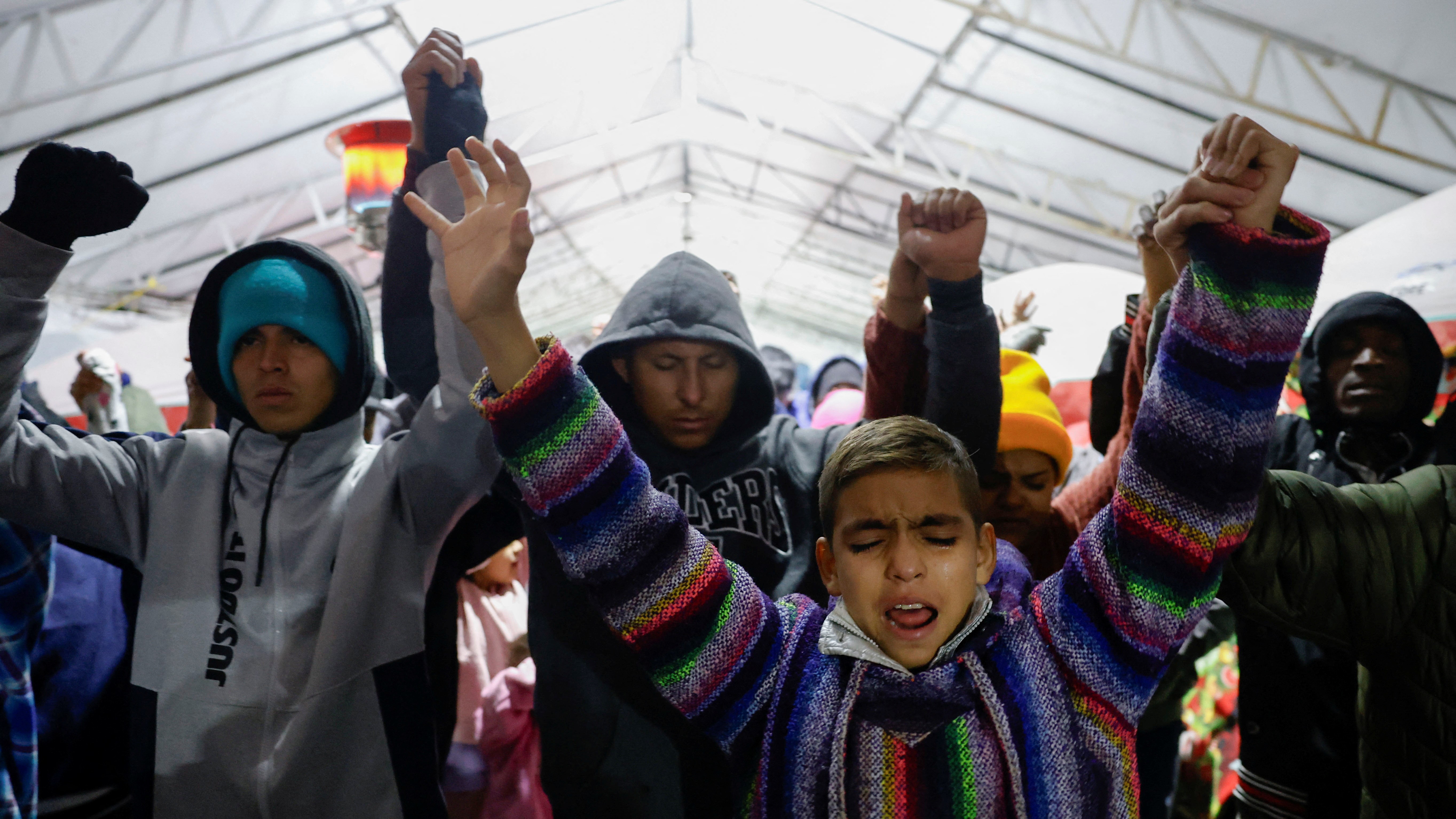 Persoas migrantes en tránsito cara aos EUA nun refuxio temporal en Matamoros, México, o día da toma de posesión de Trump, tras o peche da aplicación CBP One, que xestionaba as peticións de asilo (Reuters / Daniel Becerril)