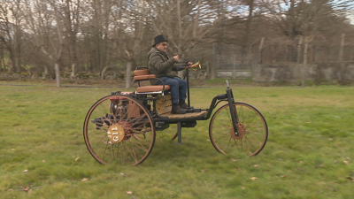 Manuel Gil probando a reprodución que el mesmo fixo do que se considera o primeiro automóbil da historia