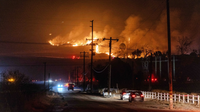 Novo incendio, chamado Hughes, ao norte do condado dos Ánxeles (Amy Katz/ZUMA Press Wire)