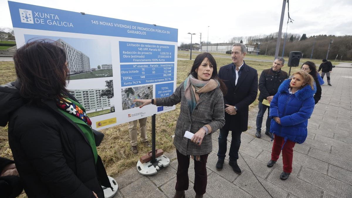 A conselleira de Vivenda e Planificación de Infraestruturas, María Martínez Allegue, visita o barrio de Garabolos, en Lugo. XUNTA