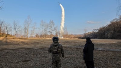 O líder norcoreano supervisa a proba. KCNA vía REUTERS