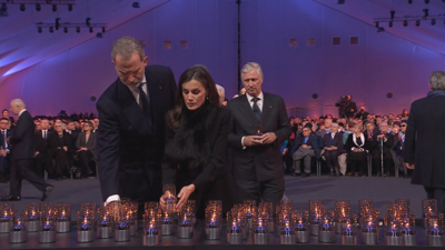 Os reis Filipe e Letizia poñen as súas velas en homenaxe ás vítimas de Auschwitz. REUTERS