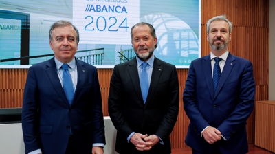 O presidente de Abanca, Juan Carlos Escotet, canda a o conselleiro delegado, Francisco Botas, e o director xeral de Finanzas, Alberto de Francisco (EFE/Lavandeira jr)