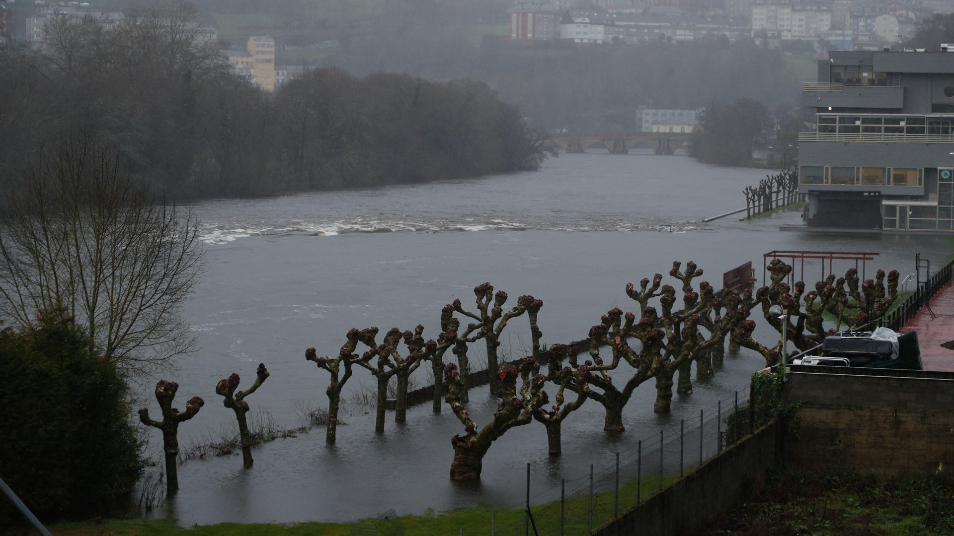 O Rio Miño ao seu paso por Lugo, asolaga varias zonas. EFE/Eliseo Trigo