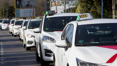 Taxistas da cidade de Vigo maniféstanse este mércoles por a cidade/EFE/ Salvador Sas