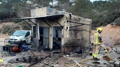 Caseta na que se produciu o incendio pola explosión de material pirotécnico. Bombers de Catalunya