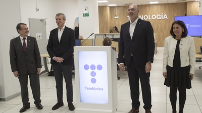 O presidente de Telefónica España, Emilio Gayo, o titular da Xunta de Galicia, Alfonso Rueda , o alcalde de Vigo, Abel Caballero, e a directora de operacións de Telefónica María Jesús Almazor durante a inauguración do Centro de Talento e Tecnoloxía de Telefónica en Vigo  (EFE / Salvador Sas)