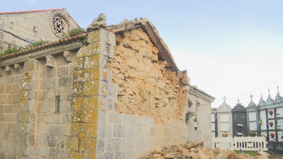 Imaxe deste xoves do muro esborrallado da igrexa románica de Betanzos o Vello