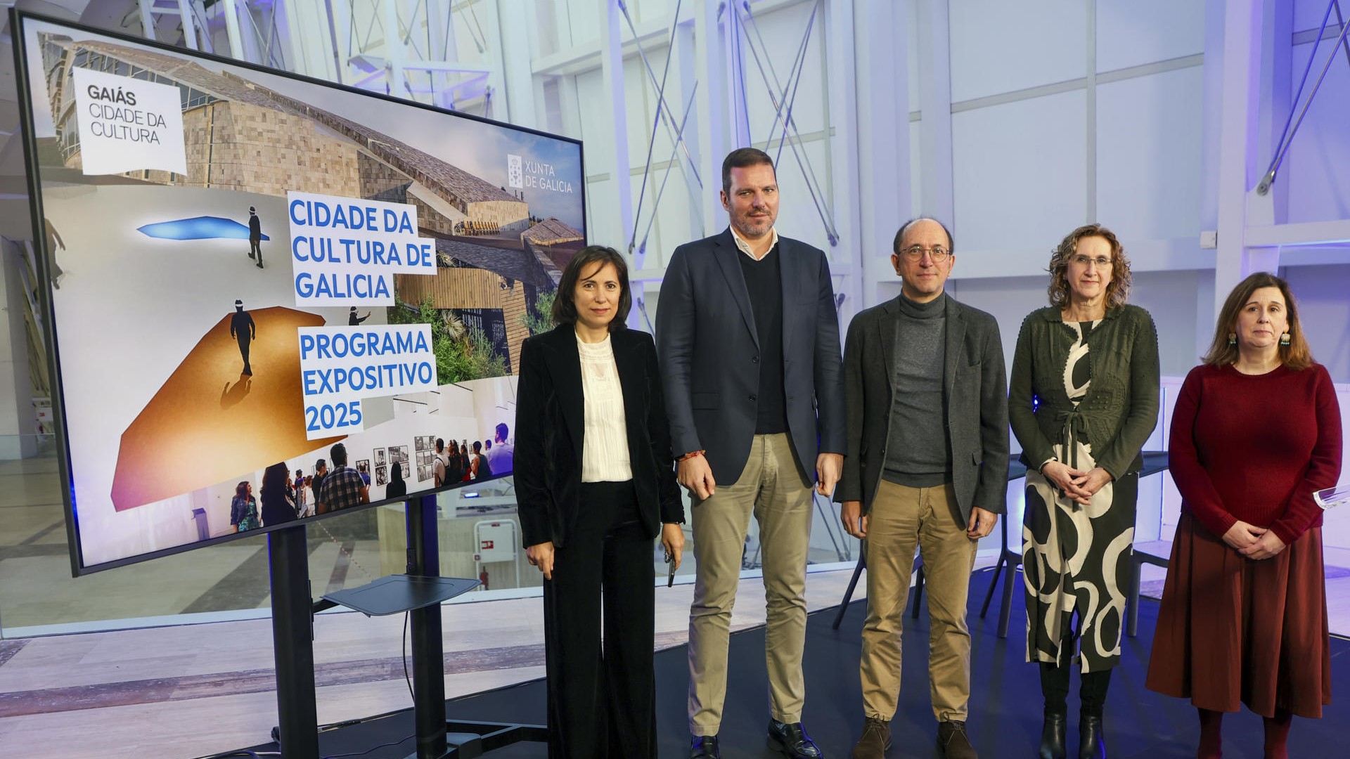 O conselleiro de Cultura, Lingua e Xuventude, José López Campos acompañado polo director xeral de Cultura, Anxo M. Lorenzo, e directora da Fundación Cidade da Cultura, Ana Isabel Vázquez, entre outros (EFE/ Xoán Rey)