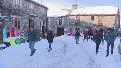 Movemento inusual de visitantes no centro do Cebreiro