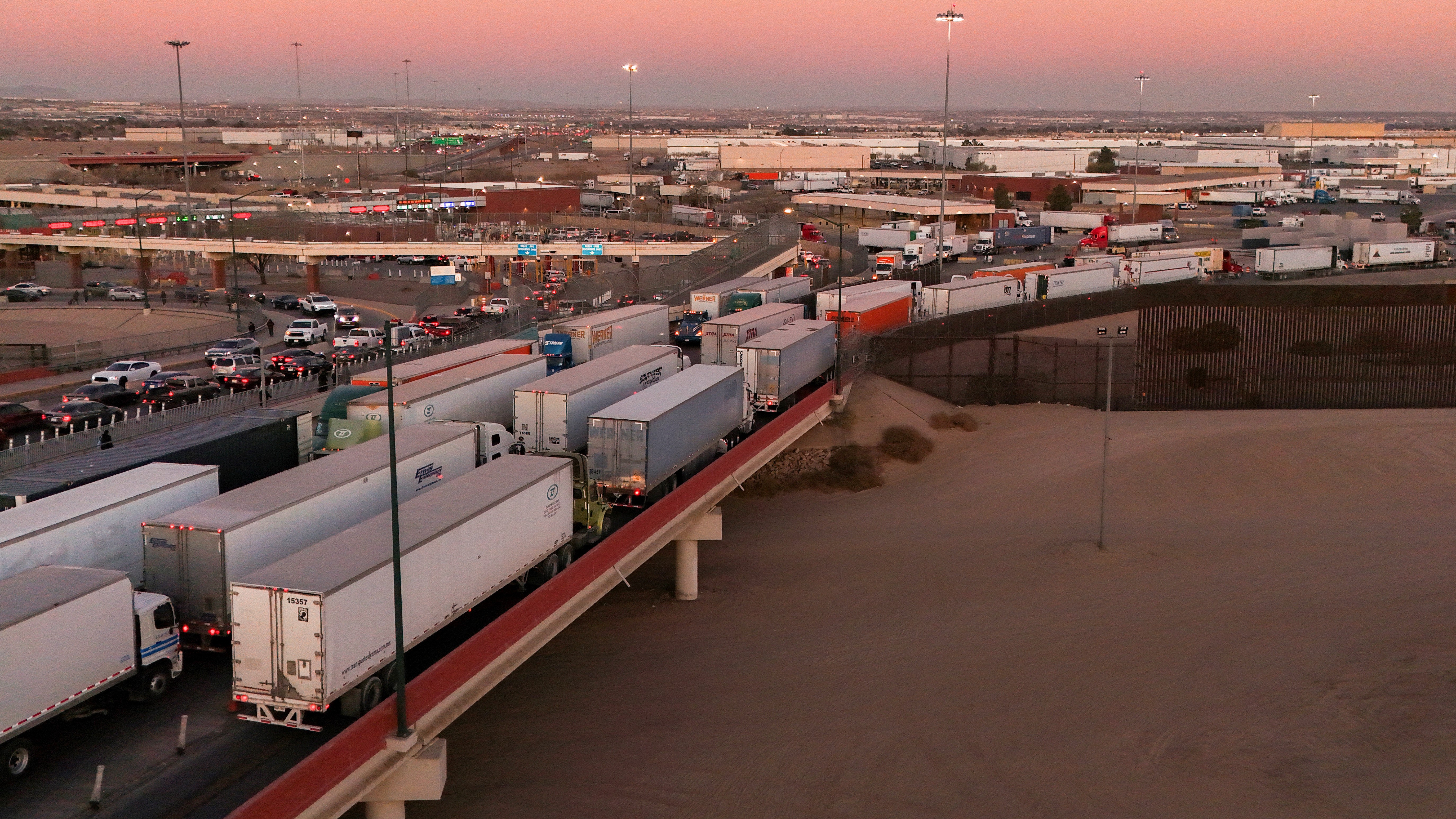 Camións de mercadoría na fronteira en Ciudad Juárez. REUTERS/José Luis González