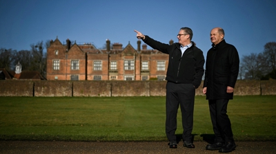 Starmer e Scholz pasean polos xardíns de Chequers. BEN STANSALL/Pool vía REUTERS