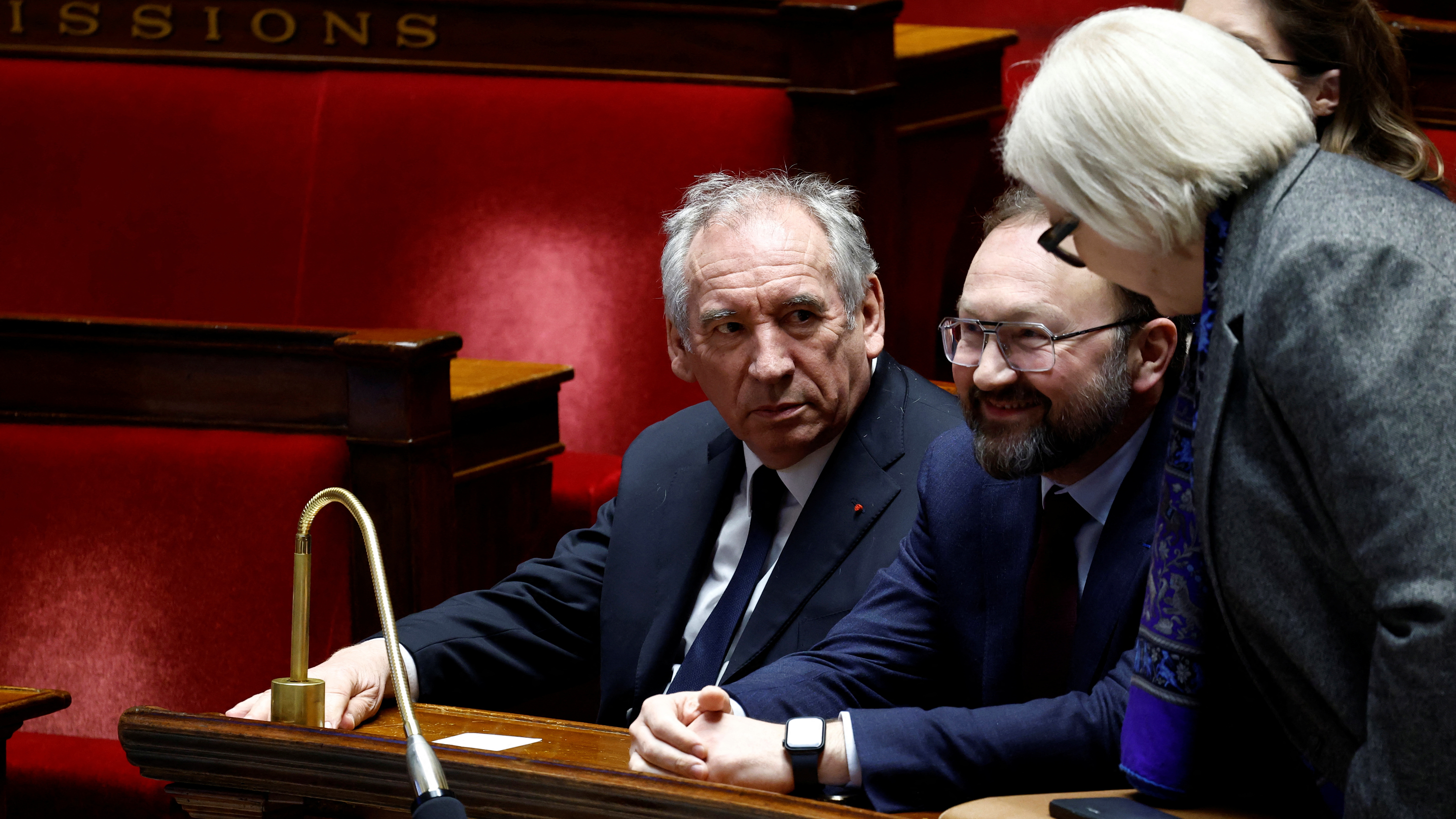 O primeiro ministro François Bayrou e os ministros Patrick Mignola e Catherine Vautrin reaccionan al resultado da votación. REUTERS / Gonzalo Fuentes