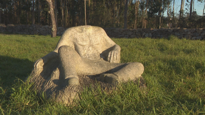 Imaxe deste mércores da escultura feita pola Escola de Canteiros de Pontevdra instalada onda a casa da Cultura de Corvillón, en Cambados