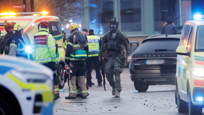 Persoal de emerxencia e policía no centro educativo/Kicki Nilsson/Reuters