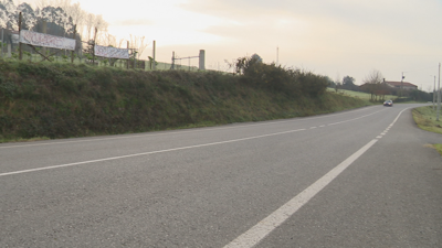 Imaxe deste xoves pola mañá dunha das zonas en que o gando atravesa a estrada que enlaza Santiago e Vedra