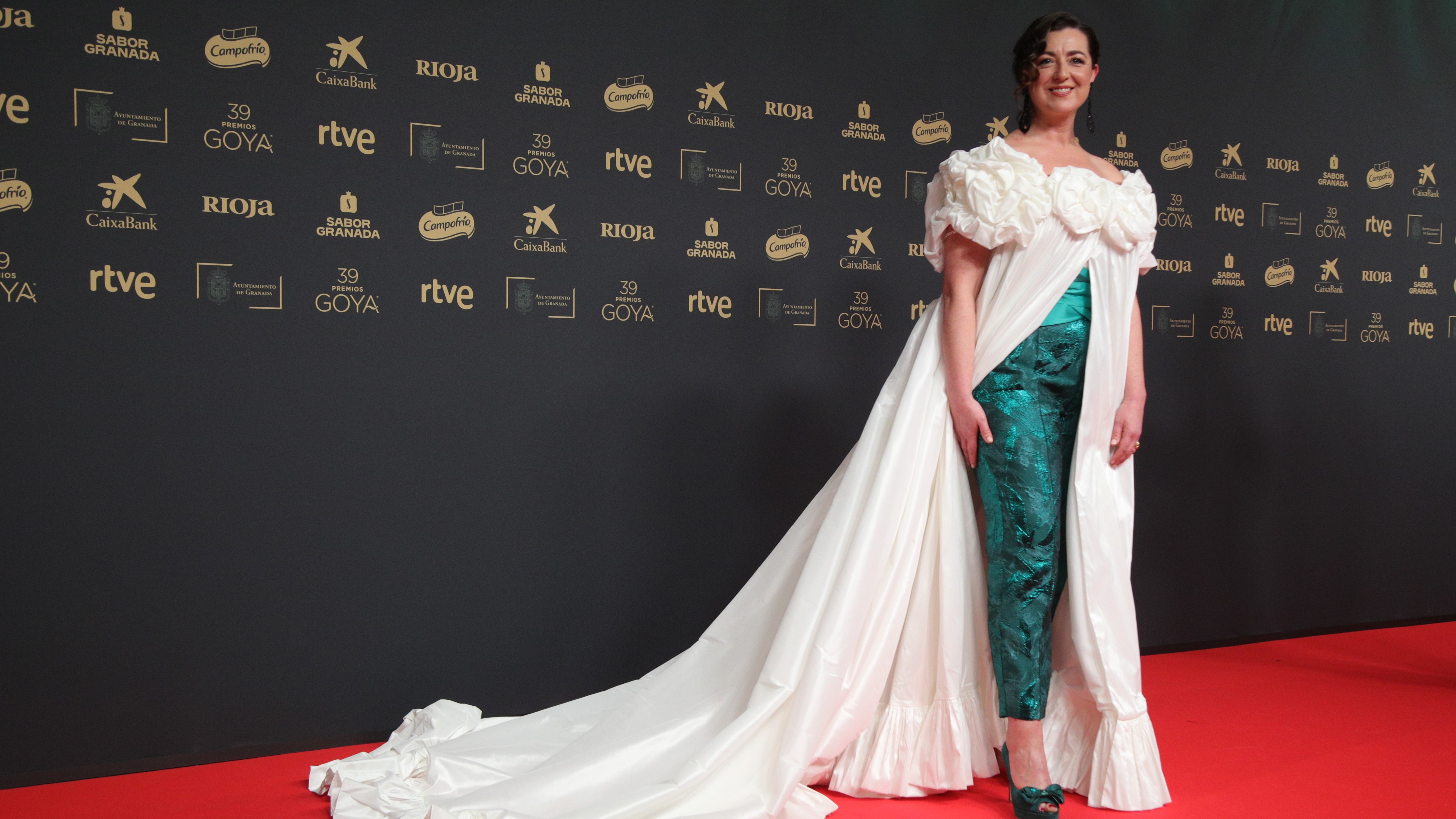 A actriz Lucia Veiga, candidata ao premio mellor actriz de elenco, na alfombra vermella dos Goya 2025. Foto: EFE/Pepe Torres