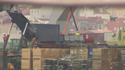 Traballos no Porto de Vigo de recolocación e amarre dos colectores do cargueiro afectado polo temporal