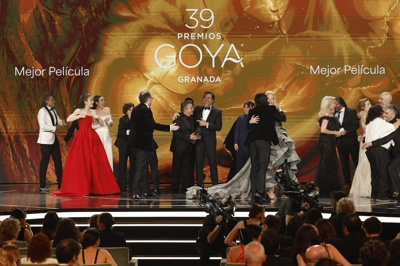 Momento en que recollen o premio  Goya comparatido os equipos de 'El 47' e de 'La infiltrada'. EFE/ Julio Muñoz