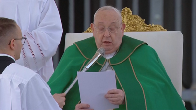 O papa na lectura da primeira parte da homilía este domingo na Praza de San Pedro