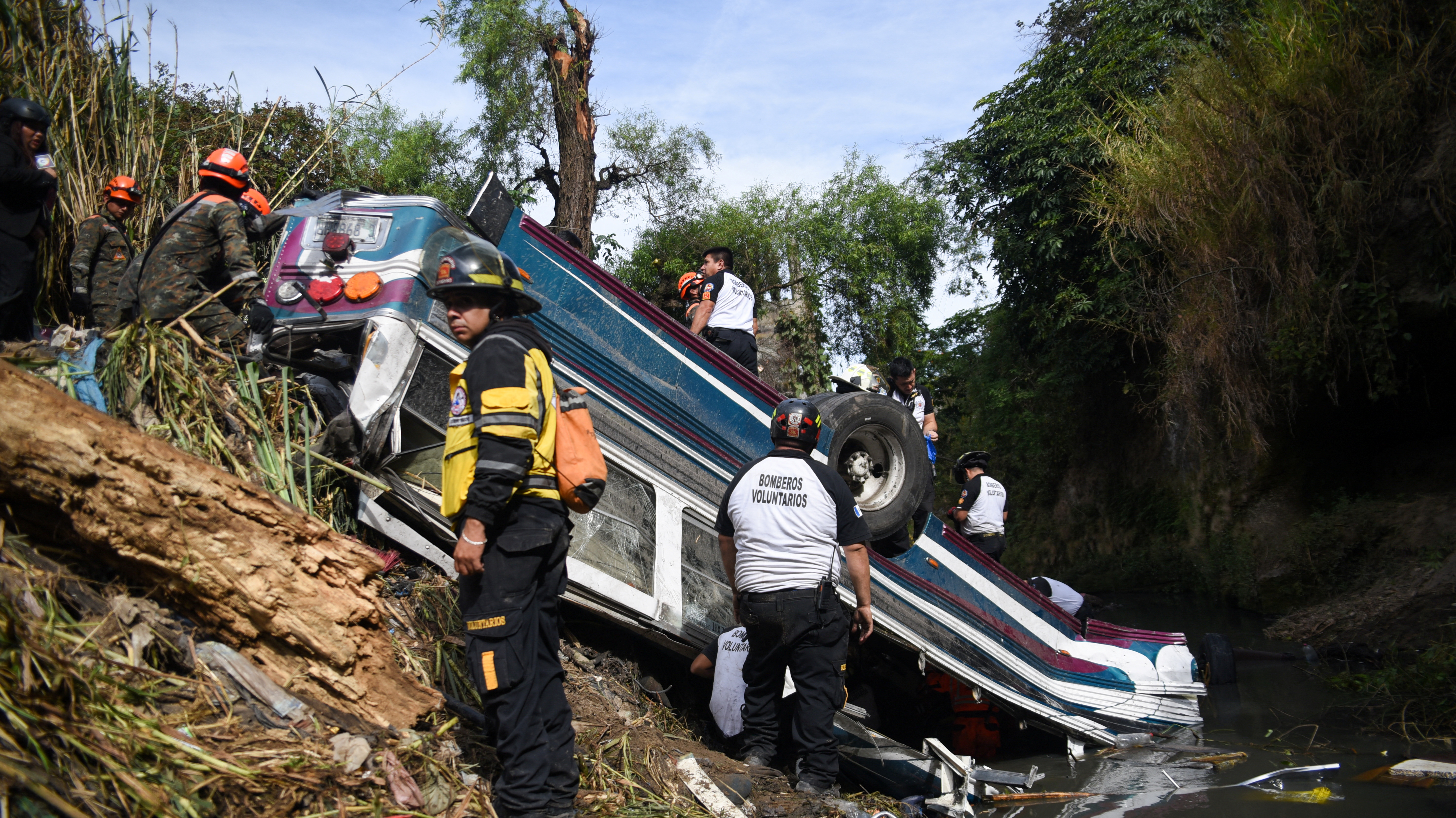 Labores de rescate onde caeu o autobús en Guatemala. REUTERS / Cristina Chiquin