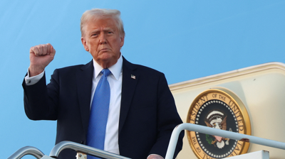 O presidente dos EUA Donald Trump, á súa chegada a Florida este mércores a bordo do Air Force One (REUTERS/Kevin Lamarque)