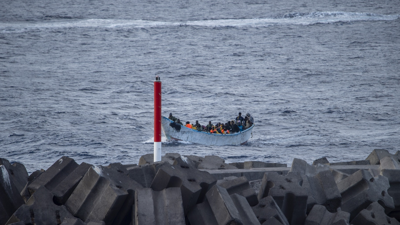 Imaxe de arquivo dun caiuco chegando á illa de El Hierro. Europa Press / Antonio Sempere