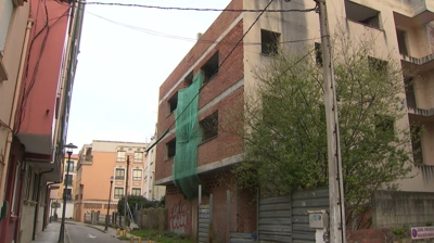 Edificio de Cangas en que a Garda Civil realizou unha redada a noite pasada