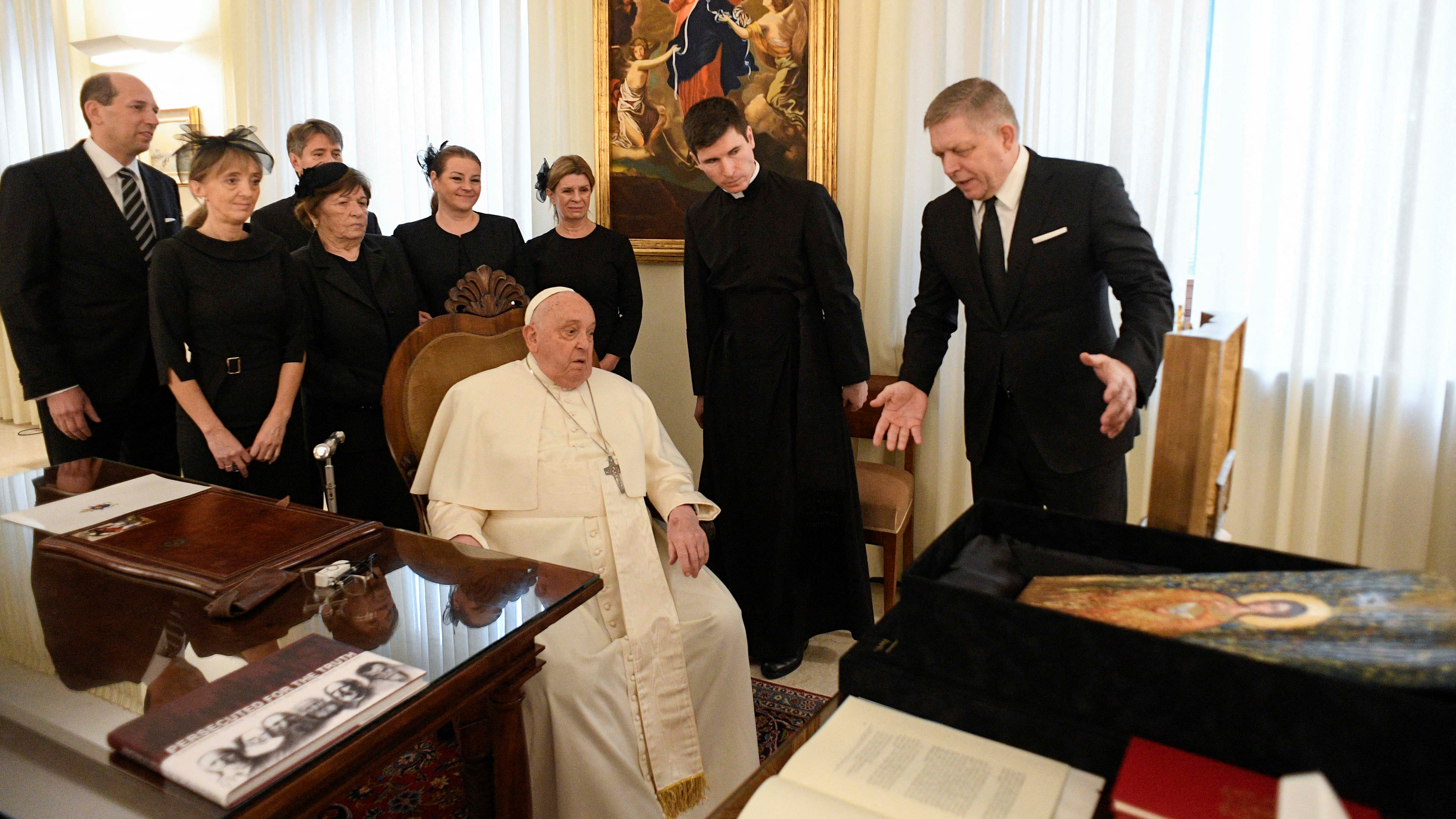 O papa Francisco este venres no Vaticano canda o presidente de Eslovaquia, Roberto Fico (Reuters/Vatican Media)