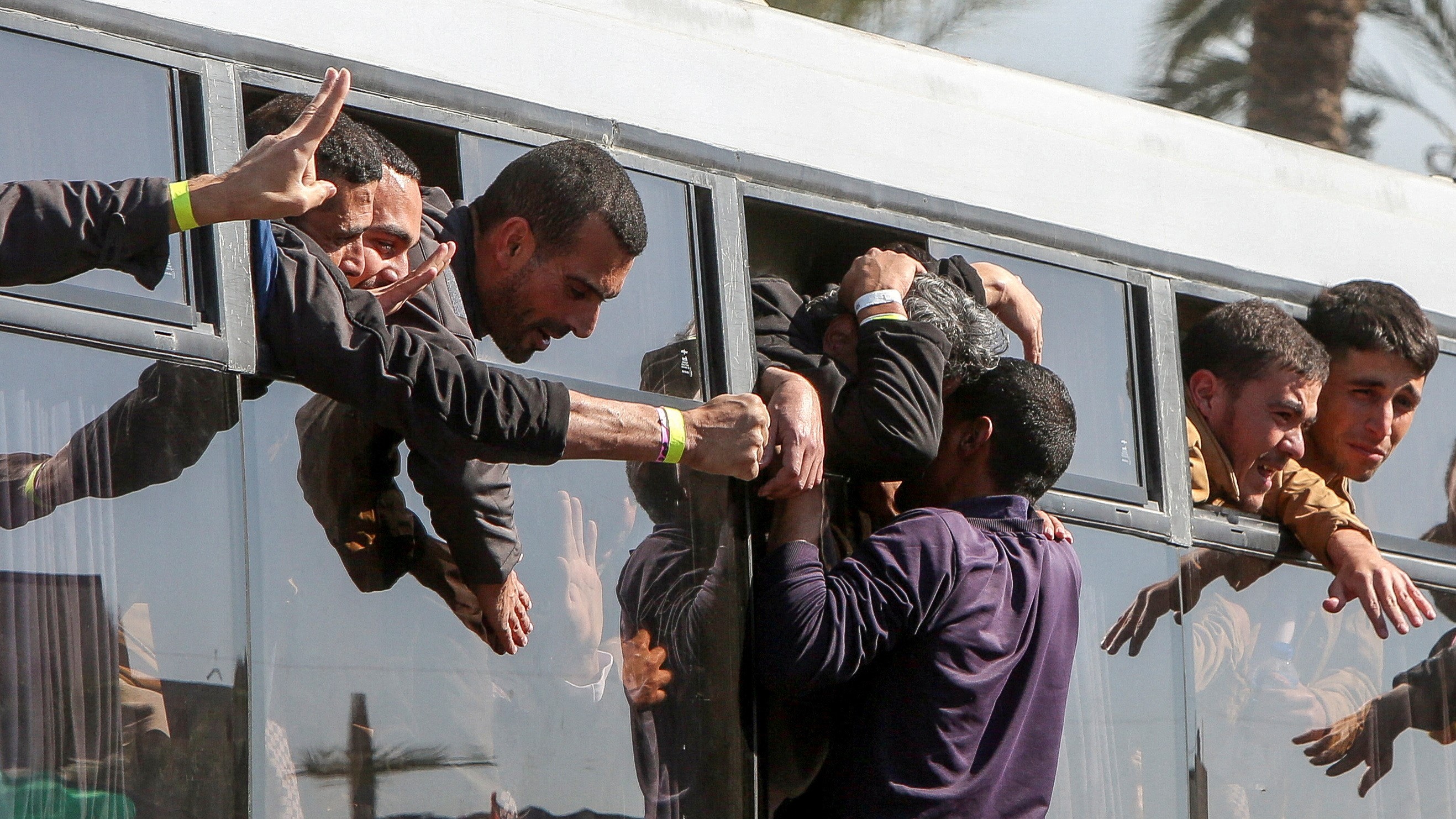 Presos liberados á súa chegada a Yan Junis. REUTERS/Hatem Khaled