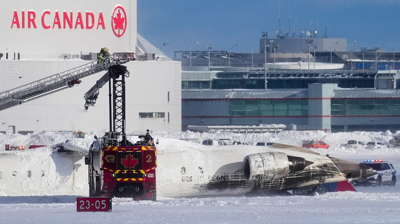 Lugar do accidente aéreo de Delta Air Lines no Aeroporto Internacional Toronto / Arlyn McAdorey / Reuters