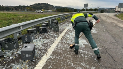 Un operario retira as caixas e botellas de auga para despexar a estrada. Garda Civil