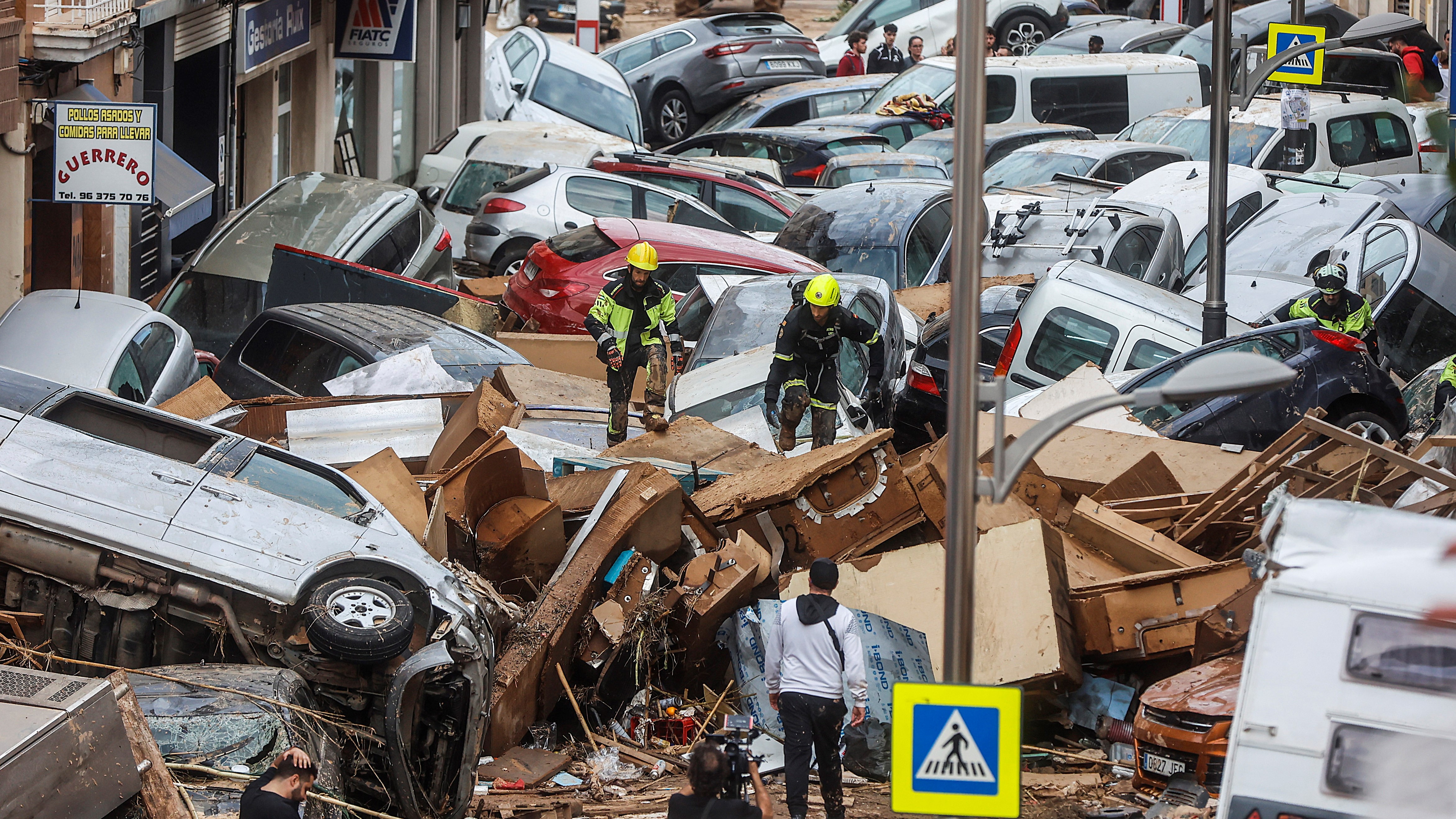 Coches amoreados nunha rúa de Aldaia arrastrados pola ríada (Europa Press/Rober Solsona)