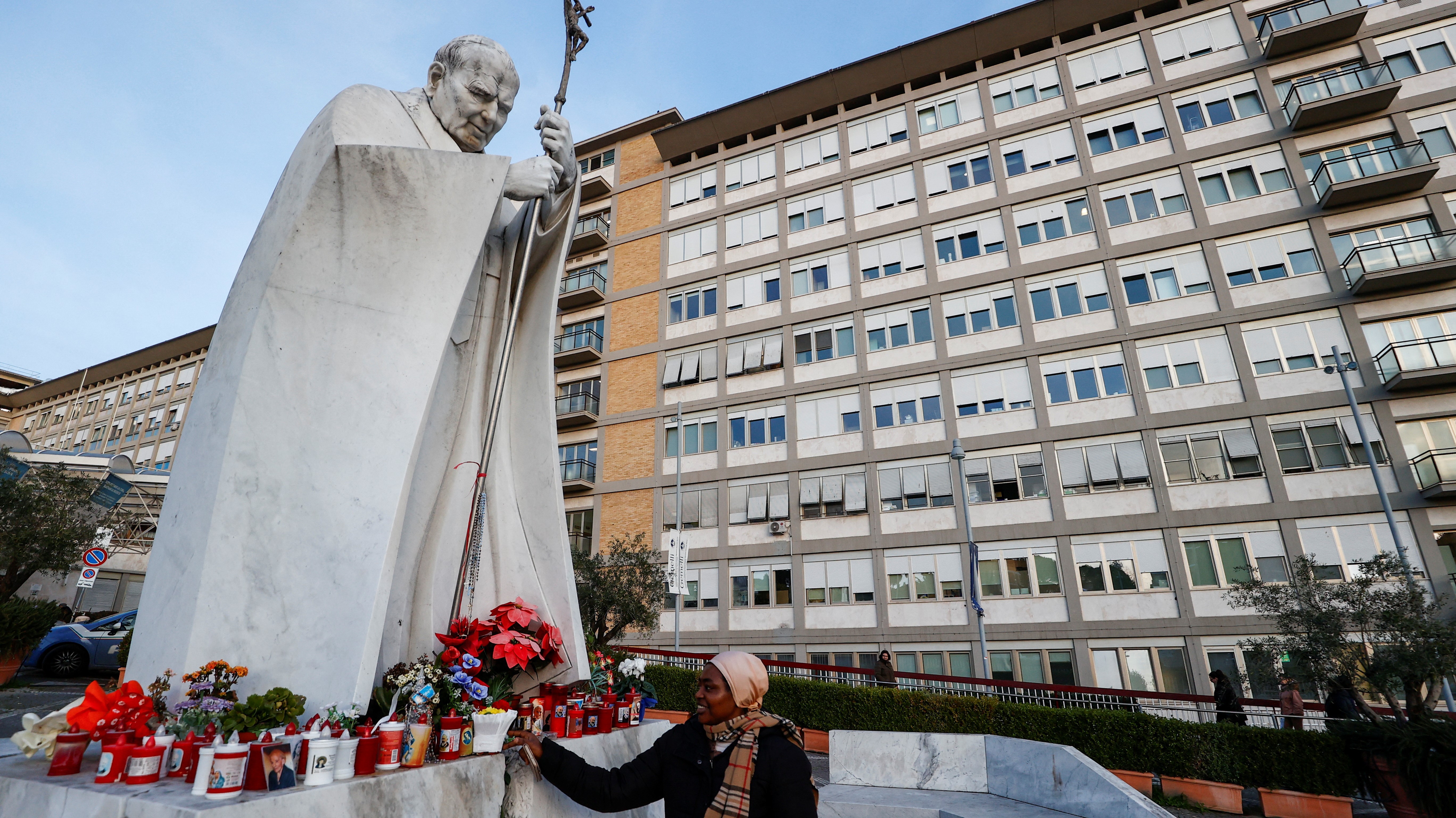 Estatua de Xoán Paulo II no exterior do hospital onde continúa ingresado o papa Francisco (REUTERS/Ciro De Luca)