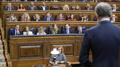 O presidente do Goberno, Pedro Sánchez,  e o líder popular, Alberto Núñez Feijóo, durante a sesión de control ao Goberno este mércores no Congreso (EFE/ Zipi)